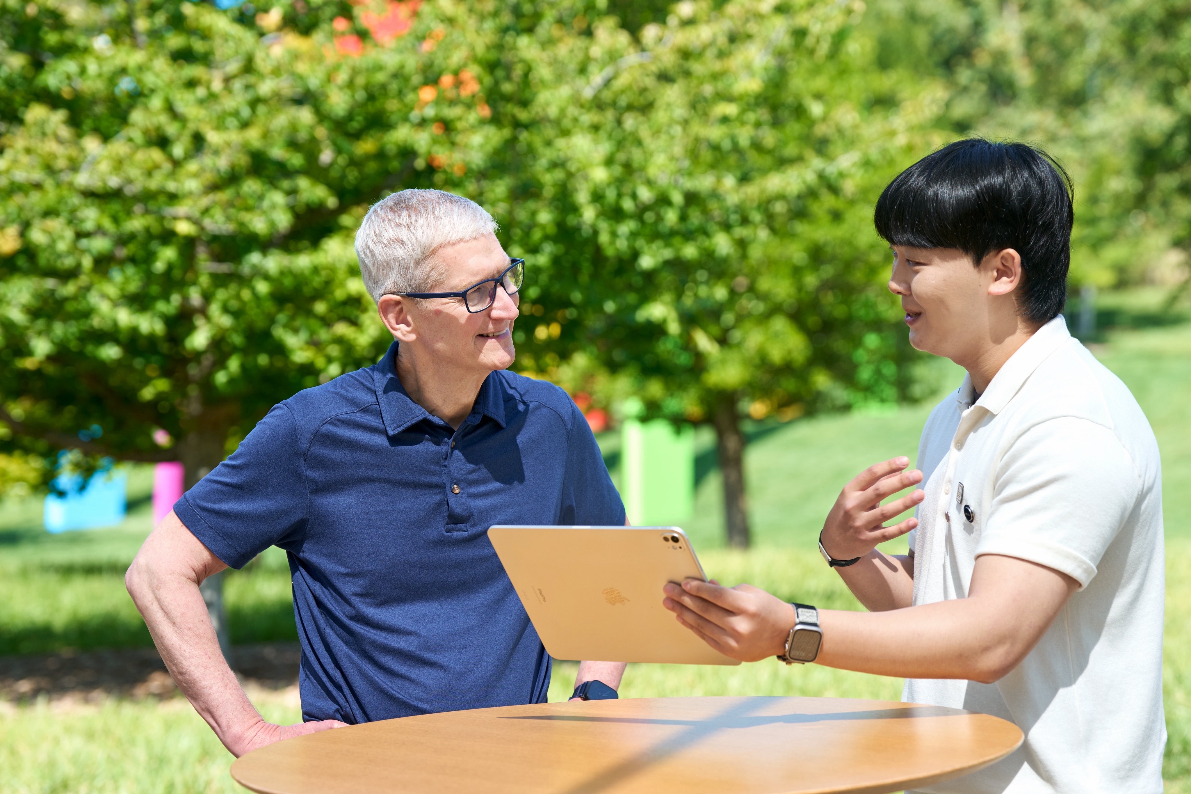 WWDC에서 Apple CEO Tim Cook에게 모스픽을 소개하는 장면
